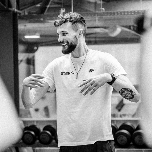 Fitness expert Sander Smets demonstrating movement snacks exercises